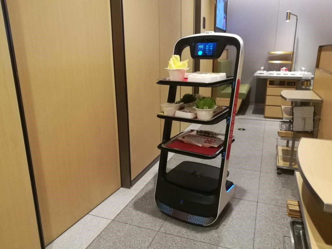 将科技元素做到极致，中国餐饮业用机器人突围新时代
