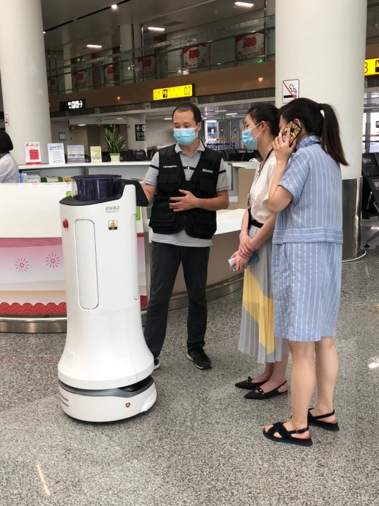 疫情反弹，普渡消毒机器人驰援重庆江北机场