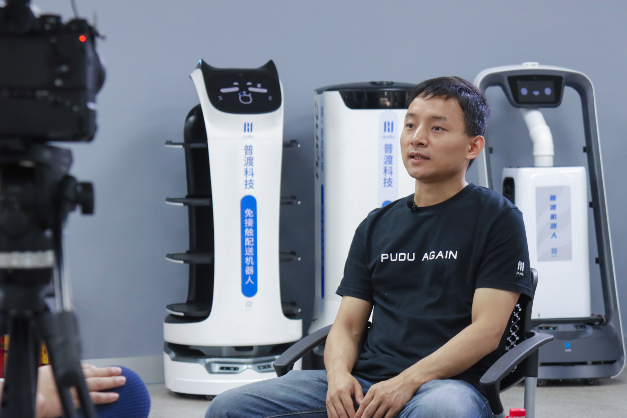 聚焦|凤凰卫视专访抗疫“明星”--普渡机器人