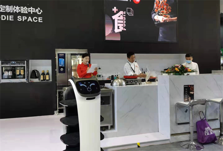 普渡商用机器人“贝拉“惊喜亮相世界食品(深圳)博览会