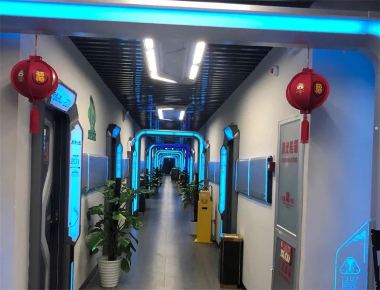 科技感十足，普渡送餐机器人走进电竞酒店