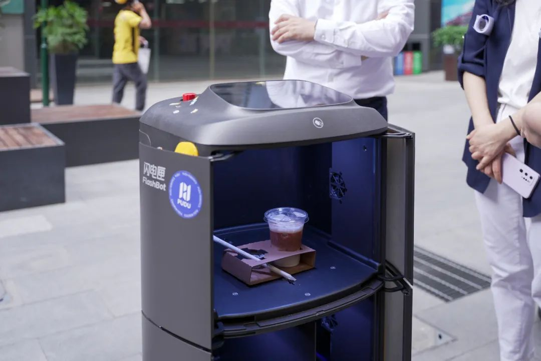 这家KCOFFEE来了新的“服务员”——普渡楼宇配送机器人“闪电匣”