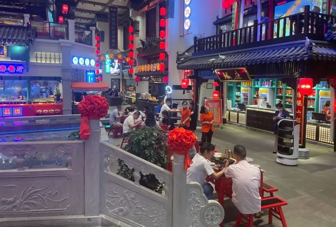 高能预警，普渡高端送餐机器人入驻引资2亿的十堰网红餐厅