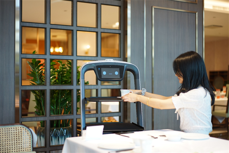 普渡科技商用服务机器人强势入围“2021新基建特色提供商TOP50”榜单