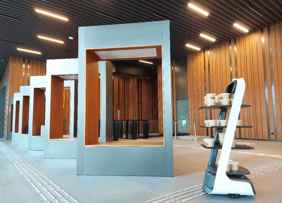 彭博社、美联社都报道的智慧餐厅，用了哪款送餐机器人?