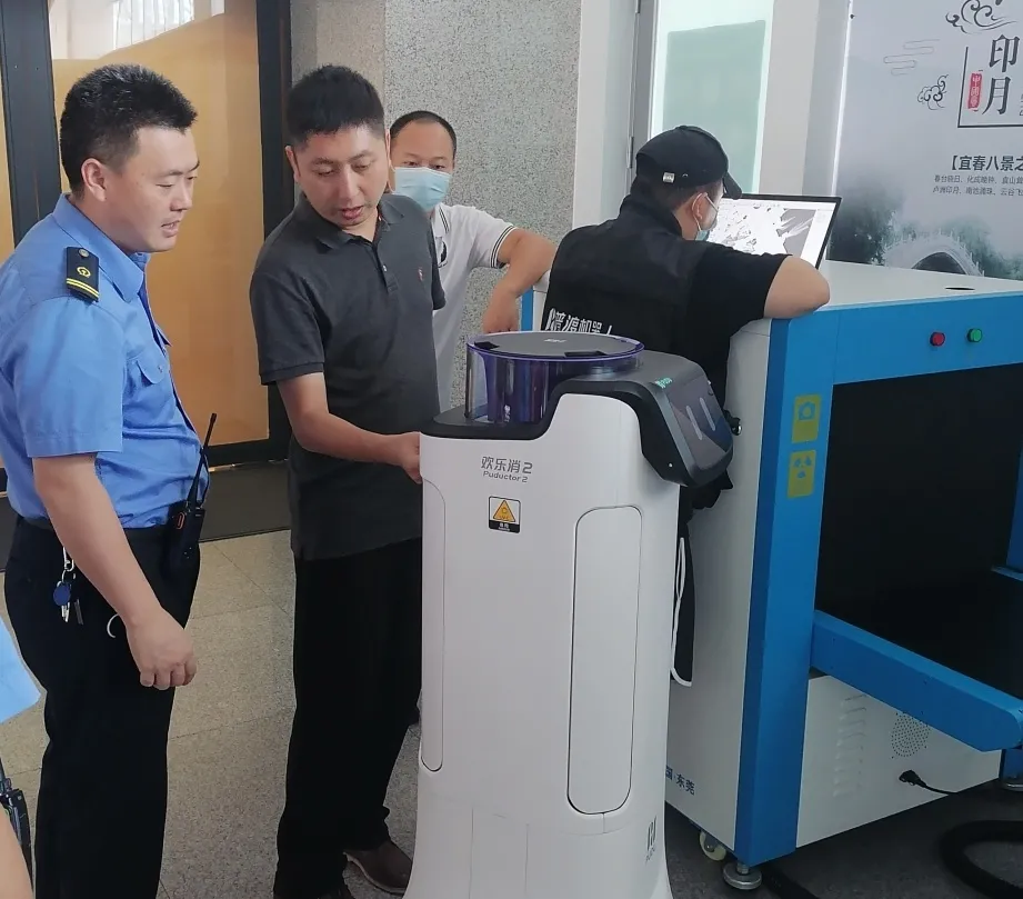 入驻宜春高铁站!消毒机器人“欢乐消2”助力人们安全出行